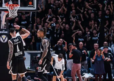 Daniel Hackett esulta con la Virtus