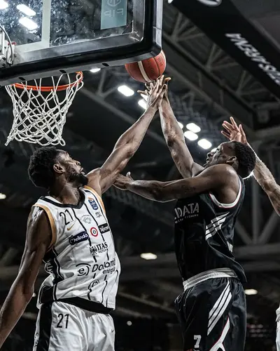Saliou Niang in azione con la Virtus