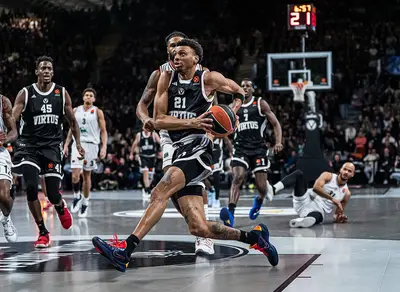 Derrick Alston Jr in azione con la Virtus