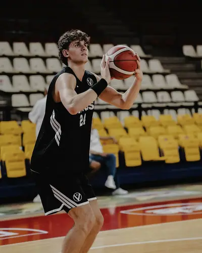 Francesco Ferrari in azione con la Virtus in amichevole