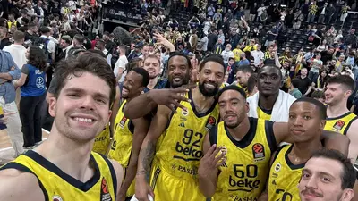 I giocatori del Fener festeggiano coi tifosi
