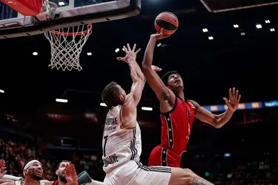 Zach Leday a canestro contro Lauvergne