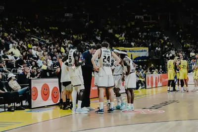 Alex Mumbrù a confronto con i suoi giocatori in un time out