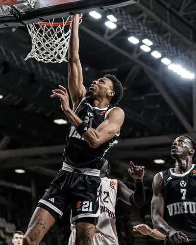 Derrick Alston Jr. in azione con la Virtus