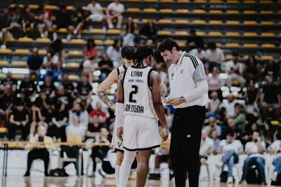 Alex Mumbrù dà indicazioni a Carr in amichevole
