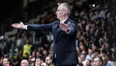 Nenad Jakovljevic dà indicazioni ai suoi