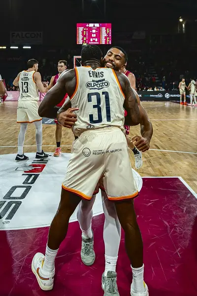 Ennis abbraccia DeJulius