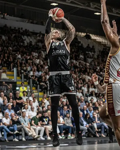 Daniel Hackett in azione con la Virtus