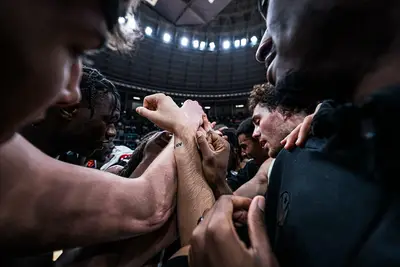 La Virtus Bologna celebra la vittoria in Eurolega contro l'Efes