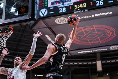 Alen Smailagic in azione contro Monaco in Eurolega