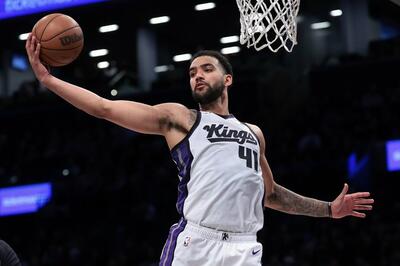 Lyles a rimbalzo in maglia Kings
