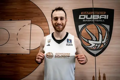 Wael Arakji mostra la maglia della sua nuova squadra, Dubai Basketball