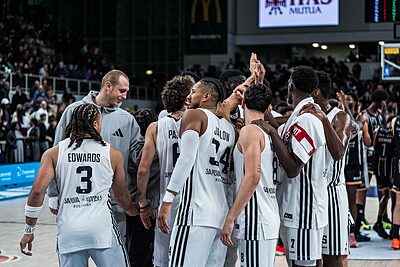 Virtus festeggia la vittoria su Trento in LBA