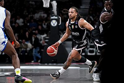 Carsen Edwards in azione con la Virtus