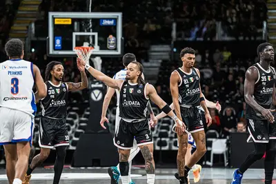 La Virtus Bologna celebra una vittoria in LBA