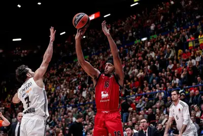 Zach LeDay tira contro il Real Madrid