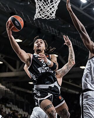 Carsen Edwards in azione con la Virtus