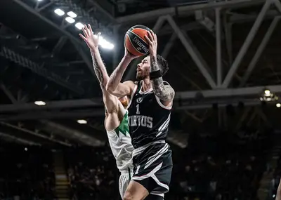 Luca Vildoza in azione contro lo Zalgiris Kaunas