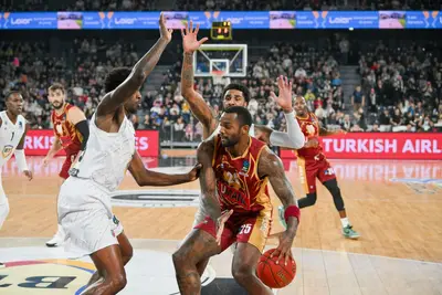 Aamir Simms braccato dalla difesa di Cluj