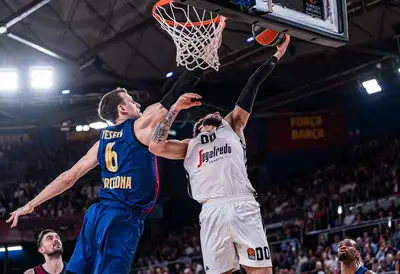 Isaia Cordinier in azione contro Vesely