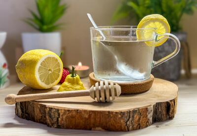 tazza di tisana miele e limone