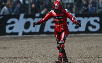 Francesco Bagnaia nella ghiaia di Silverstone dopo la sua caduta