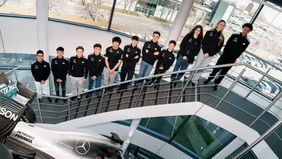 La squadra dei giovani talenti del Mercedes Junior Programme 2025 in posa