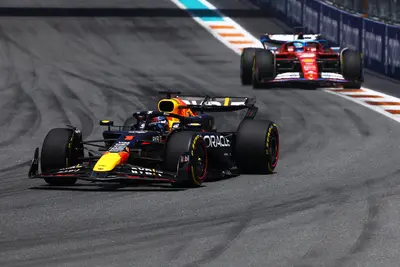 Max Verstappen, vincitore della Sprint Race del GP di Miami, davanti a Charles Leclerc. © Red Bull Content Pool
