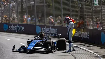 Alex Albon fuori dalla sua vettura dopo l'incidente nelle FP1. Credits: F1 Official website