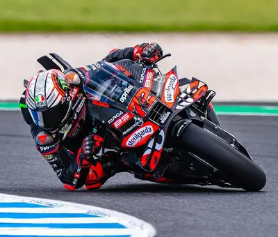 Il pilota italiano conquista la gara corta in rimonta, rendendo possibili le chance di rimonta per domani