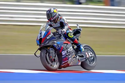 Il pilota turco vince la gara, davanti a Alex Lowes e Andrea Locatelli. Disastro per Bulega, centrato da Alex Bassani