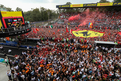 La marea rossa sotto il palco di Monza a festeggiare la vittoria di Leclerc nel corso della passata stagione