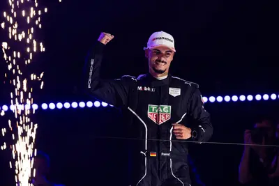 Pascal Wehrlein esulta per la conquista del titolo iridato in Formula E.