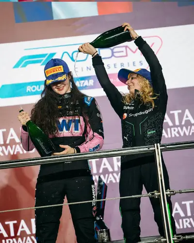 doriane pin e abbi pulling festeggiano sul podio round qatar di f1 academy 2024