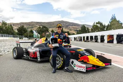 Arvid Lindblad con il trofeo del vincitore, dedicato a Chris Amon
