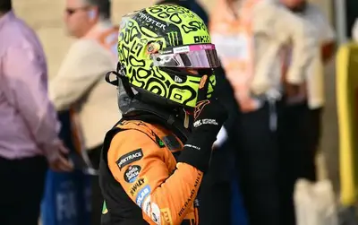 lando norris alza il dito dopo aver ottenuto pole position per il gp degli stati uniti f1 2024