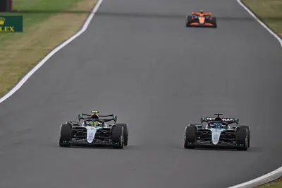 Hamilton e Russell in lotta per la leadership del Gran Premio di Gran Bretagna.