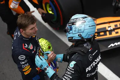Russell e Verstappen si stringono la mano dopo la qualifica a Montréal: i due hanno chiuso con lo stesso tempo.
