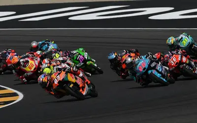 La partenza del Gran Premio d'Italia classe Moto3, vinto da Máximo Quiles