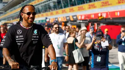 Un sorridente Lewis Hamilton nel paddock di Monza