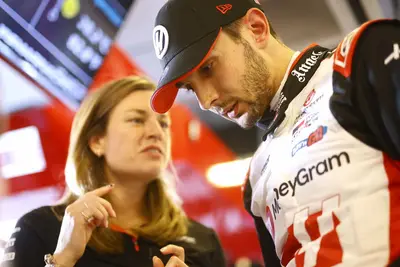 Esteban Ocon con sua ingegnere di pista in Haas, Laura Mueller