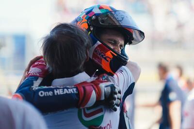 Luca Marini celebra al box il 5° posto di Balaton Park