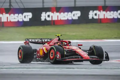 Carlos Sainz, impegnato con la Ferrari nelle qualifiche Sprint del GP di Cina. © Ferrari Media Centre