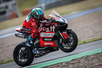 Adrian Huertas in sella alla sua Ducati mentre corre sul circuito di Most