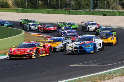 Il gruppo delle vetture pronto a scattare a Vallelunga