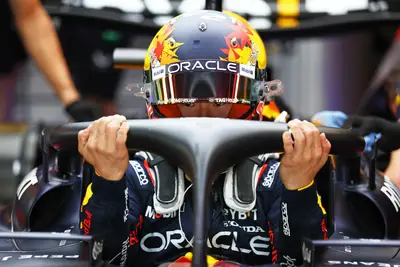 Yuki Tsunoda sale su monoposto Red Bull Racing