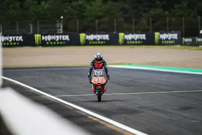 Ivan Ortolà mentre esegue uno stoppie sul circuito di Motegi