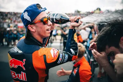 Pedro Acosta che festeggia il podio ottenuto a Brno