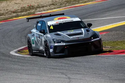 Salvatore Tavano in azione a Pergusa con la Cupra del team Il Girasole