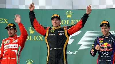 Kimi Raikkonen sul podio gp australia F1 2013 dopo vittoria, con accanto Fernando Alonso e Sebastian Vettel